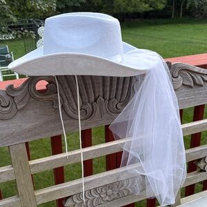 Unbranded Felt Hat- White w/ veil